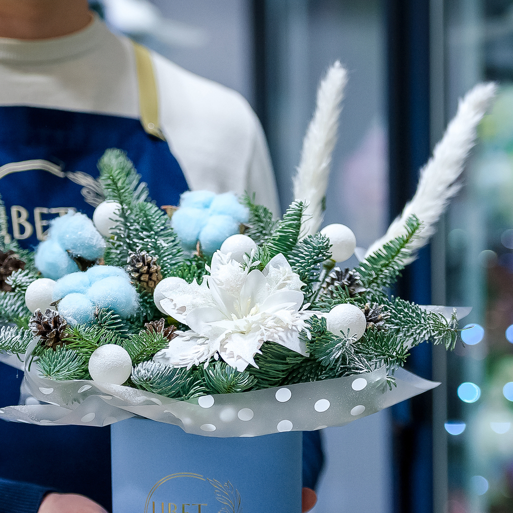 Нобилис в шляпной коробке в голубом оформлении