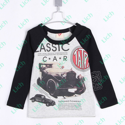 Лонгслив с принтом автомобиля, надписями и контрастными рукавами