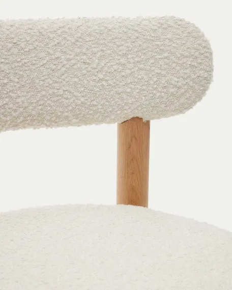 Стул Nebai из белой ткани букле и массива дуба с натуральной отделкой