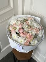 Букет из хризаентемы, кустовой пионовидной розы и ромашки