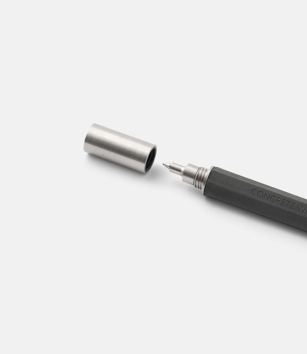 22 studio Seven Rollerball Pen Dark Grey — ручка из бетона