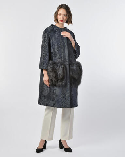 Шуба из каракуля с отделкой из меха лисы