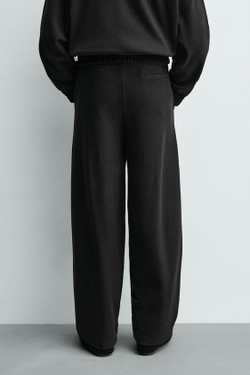 БРЮКИ-ДЖОГГЕРЫ WIDE FIT СО СКЛАДКАМИ, ЧЕРНЫЙ