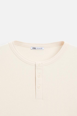 ZARA ФУТБОЛКА С ПУГОВИЦАМИ НА ВЫРЕЗЕ, ЭКРЮ