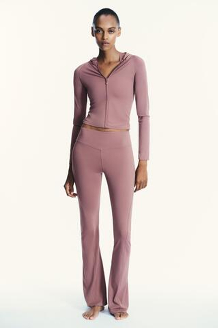 ZARA ТОЛСТОВКА SEAMLESS ИЗ ПОЛИАМИДА, ЦВЕТ МАЛЬВЫ