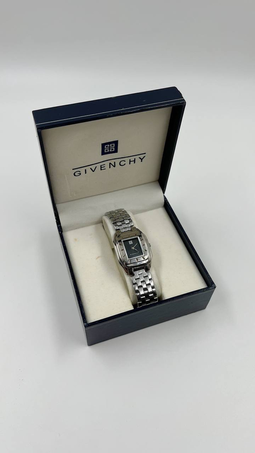 Часы Givenchy с чёрным циферблатом