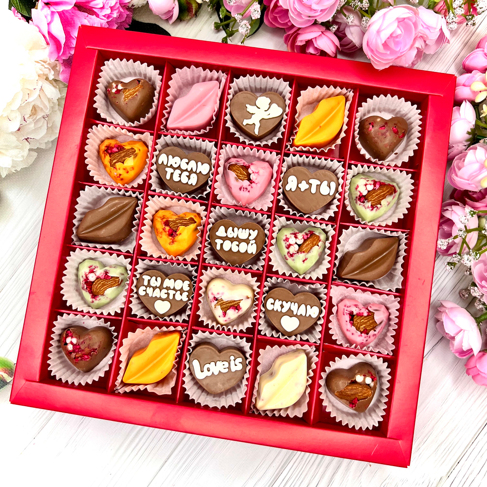 Шоколадный набор "Love is": 25 конфет ручной работы.