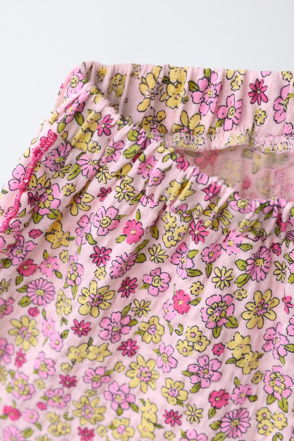 ZARA КОМПЛЕКТ ИЗ ФУТБОЛКИ И ШОРТОВ С ПРИНТОМ, СВЕТЛАЯ МАЛЬВА