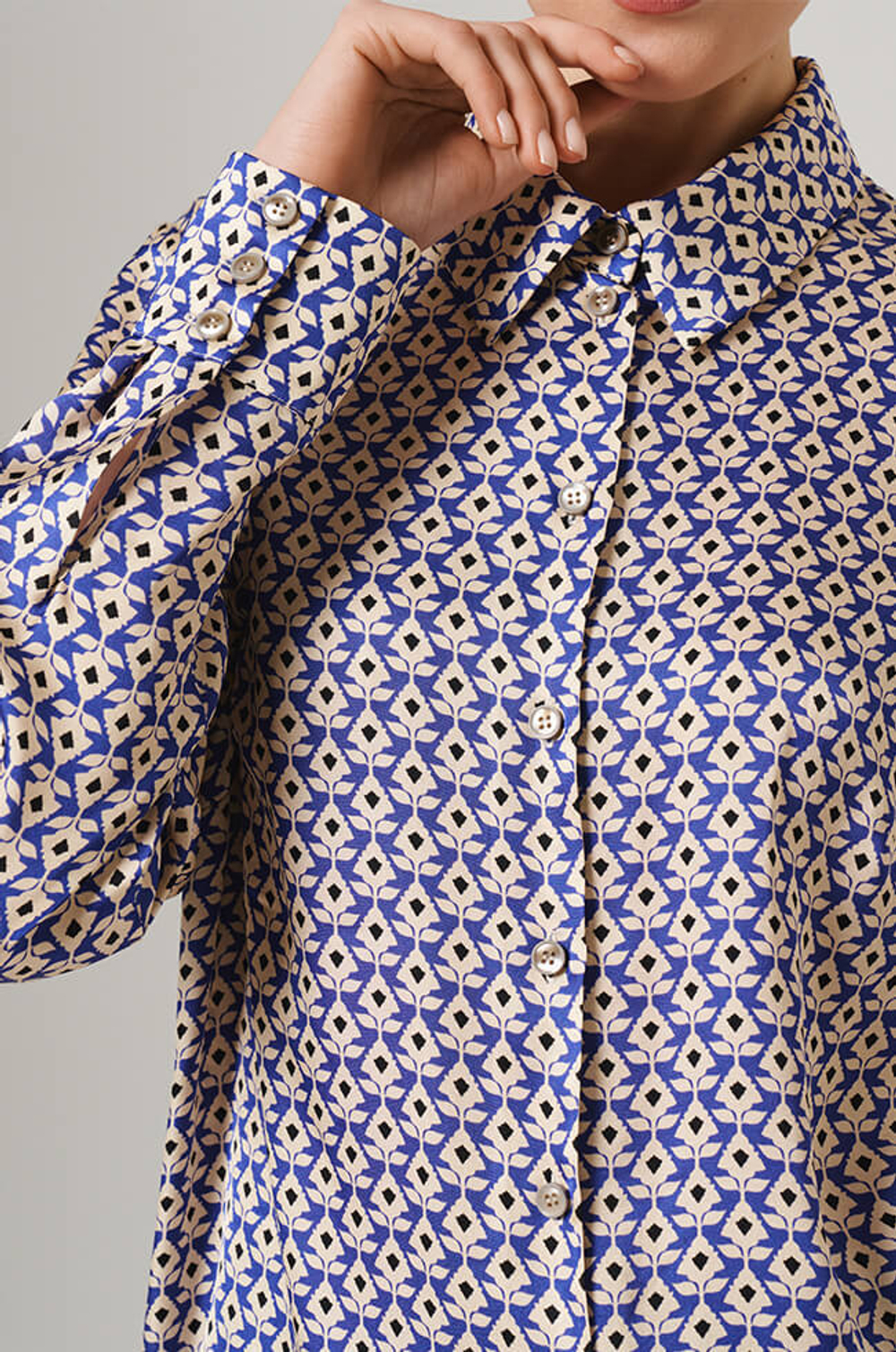 23145 Блузка женская (бежево-васильковый принт)