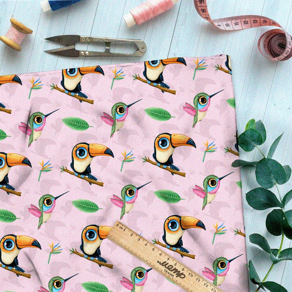 Ткань габардин туканы и калибри на розовом фоне