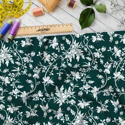 Ткань атлас белая хохлома из цветов на зелёном фоне