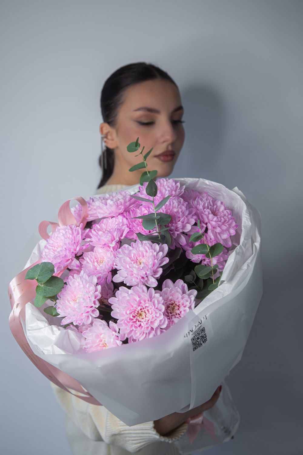 Хризантема с эвкалиптом "S" 