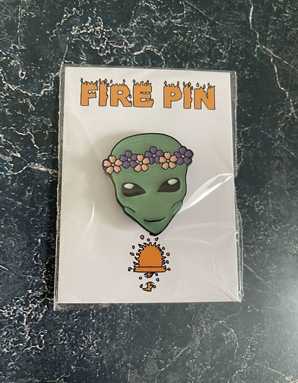 Значок металлический на одежду/Пин. Chill