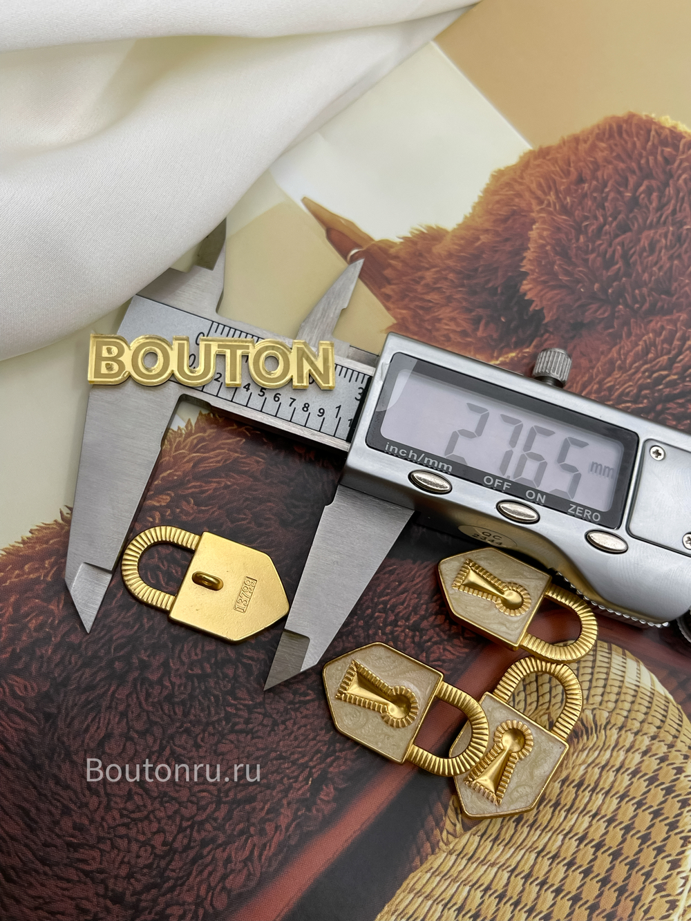 Пуговицы замочек теплое золото с белой перламутровой эмалью Скиапар.