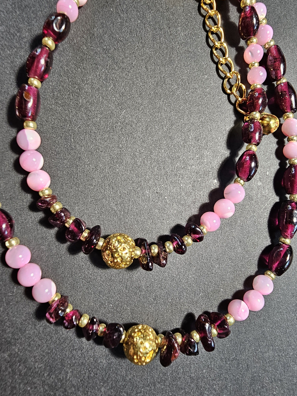 Комплект украшений авторский из натуральных камней. Колье и браслет "Гранатовый рис". Бижутерия на шею, на руку для женщин, девушек. Женское украшение