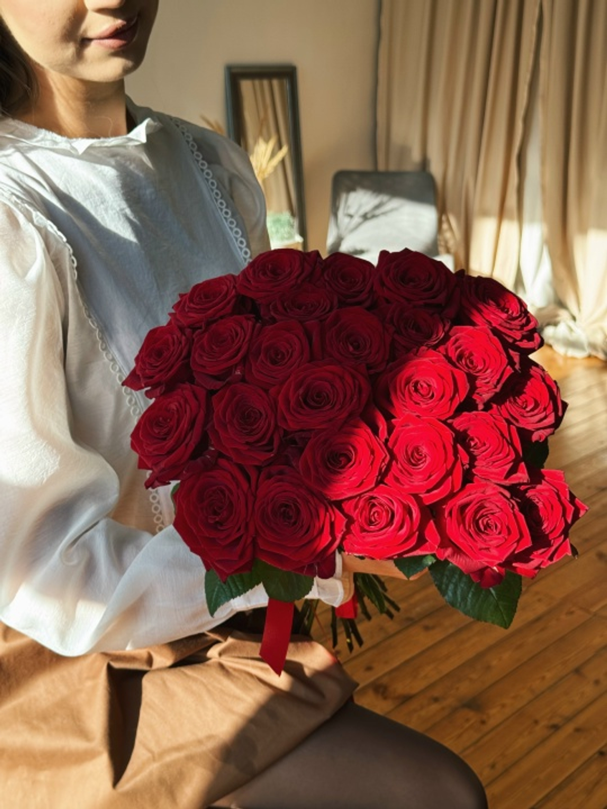 25 алых роз сорта Red Naomi 60см