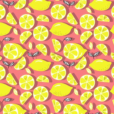 лимоны целые и кусочками на розово красном фоне
