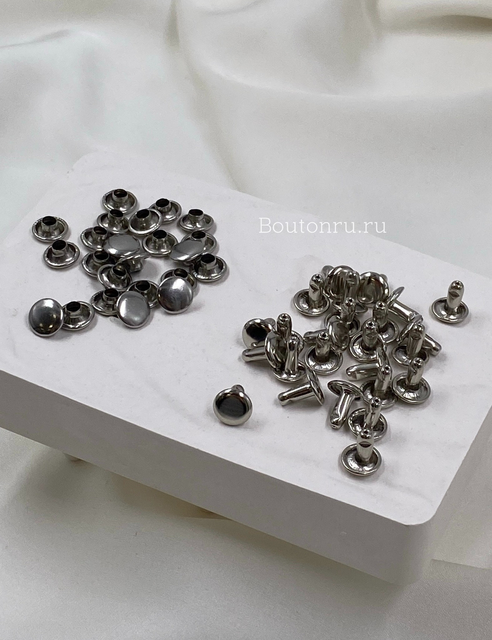 Крючок на стойку воротника с хольнитенами серебро