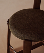 Полубарный стул Granite из зеленого шенилла и ясеня с отделкой орех 65 см