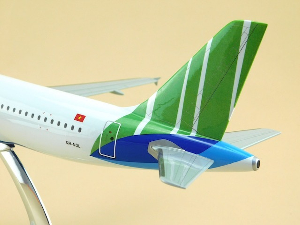 Модель самолета Airbus A320 (М1:100, Bamboo Airways)