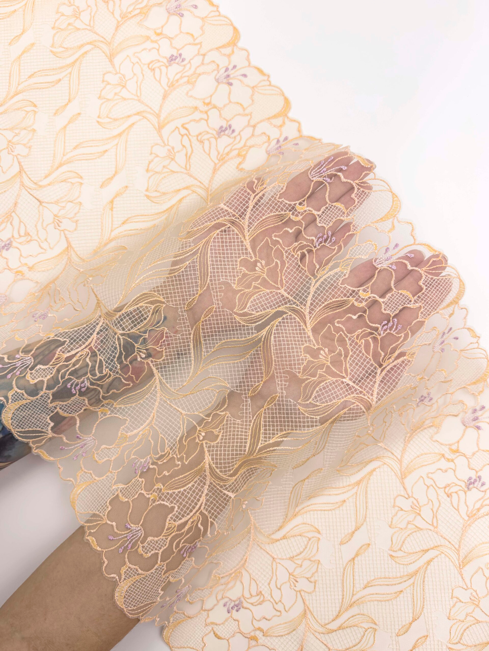 Вышивка на сетке песочно-бежевая с яркой лавандой и глиттером неэластичная ширина 33 см