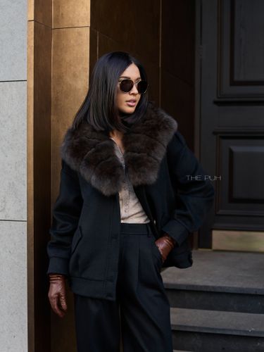 Черная куртка с воротником из лисы