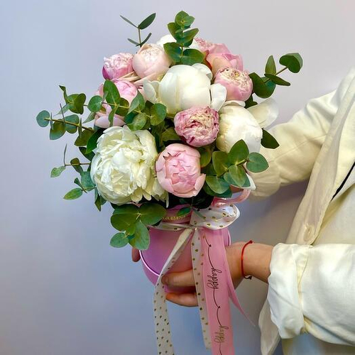 11 разноцветных пионов с эвкалиптом в шляпной коробке. Цветы в коробке 032 Chalet Green