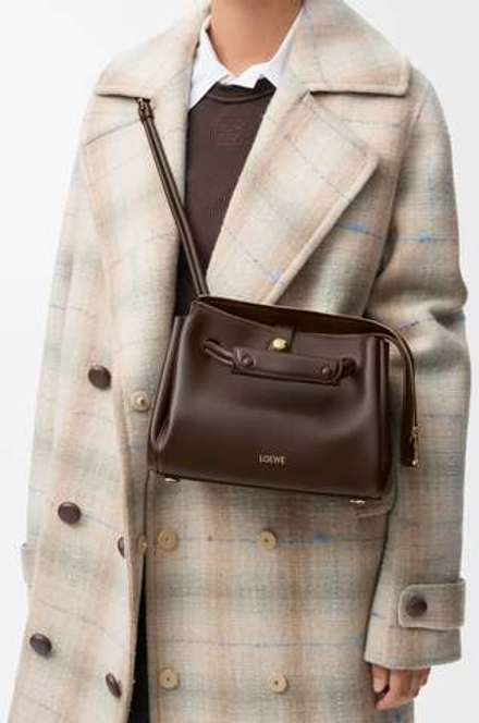 Loewe Маленькая сумка Madrid из мягкой телячьей кожи, темно-каштановый