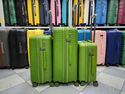 Чемодан Средний (М) полипропилен "Mironpan" съёмные колёса