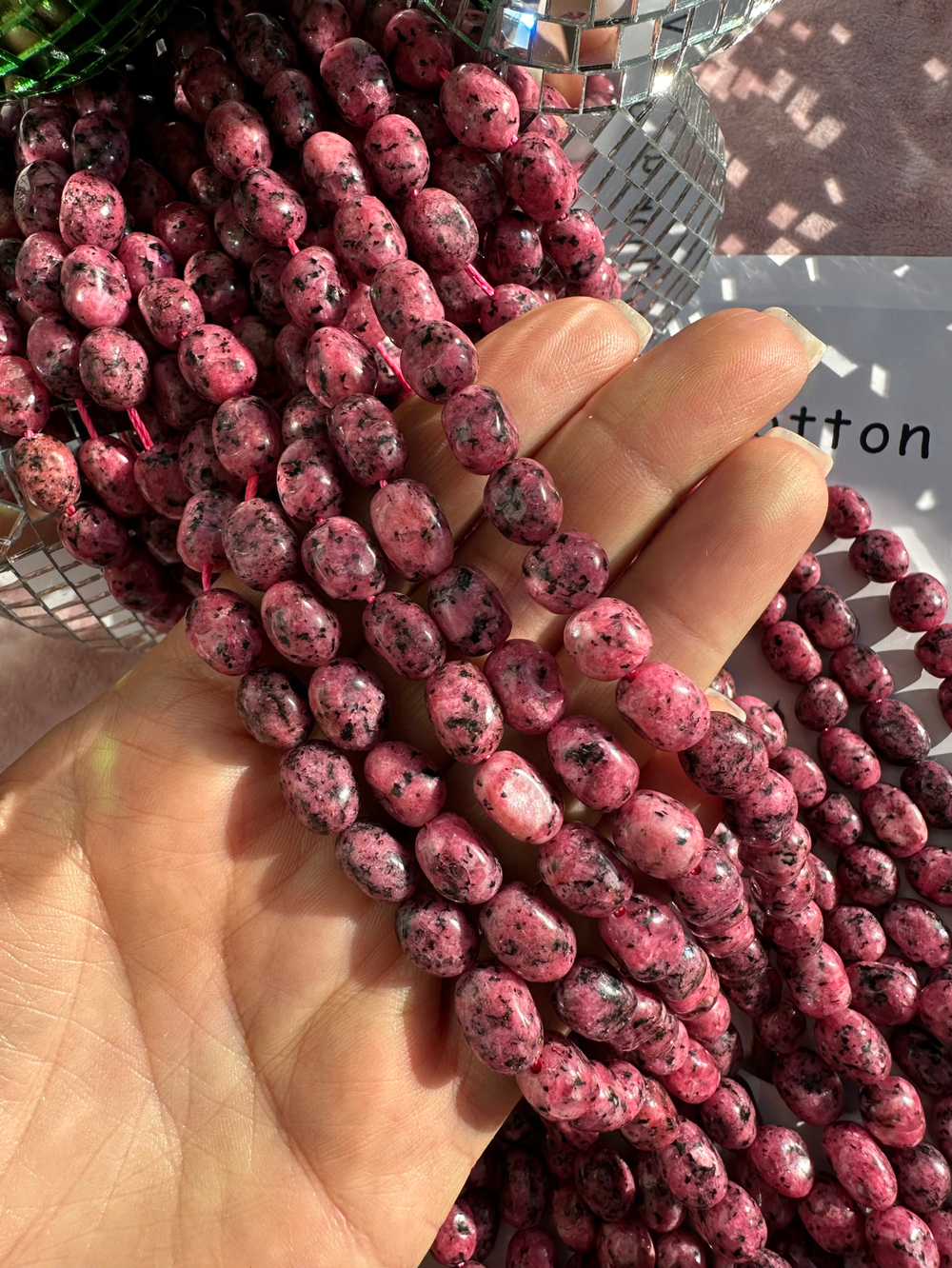 Нить бусин из тонированной яшмы 7,5-8мм (галтовка)