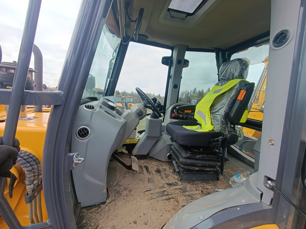 Bull 4SX Экскаватор-погрузчик 4SX-PLUS (Дизельный, 4,6 л, 122 л.с., АТ)