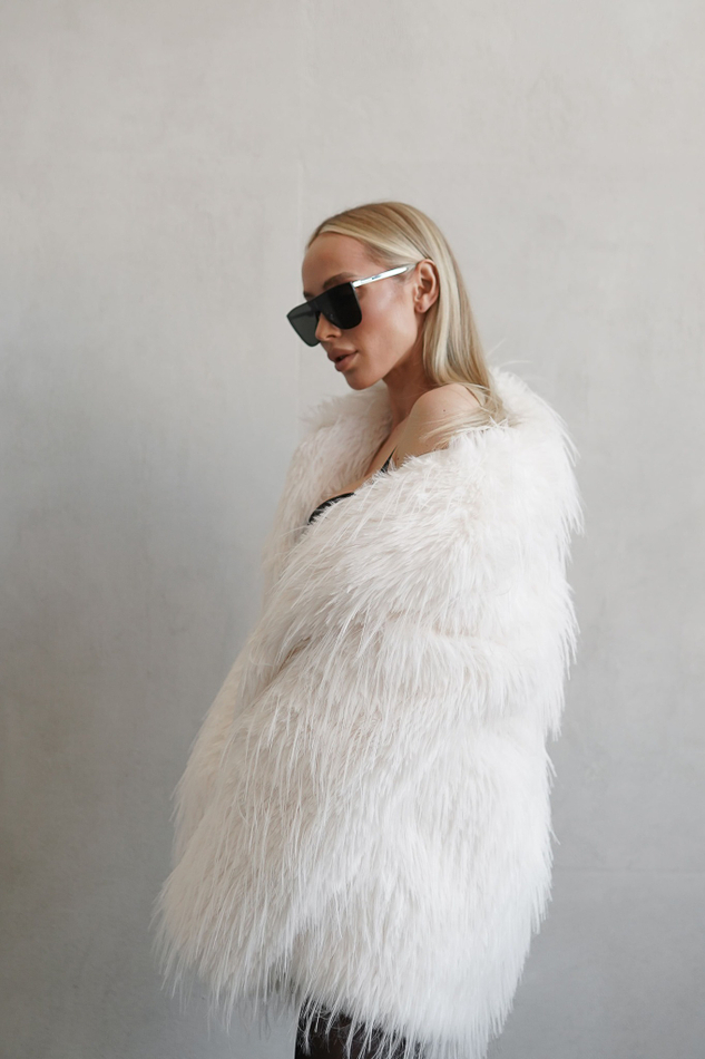 Шуба из эко-меха страуса молочная