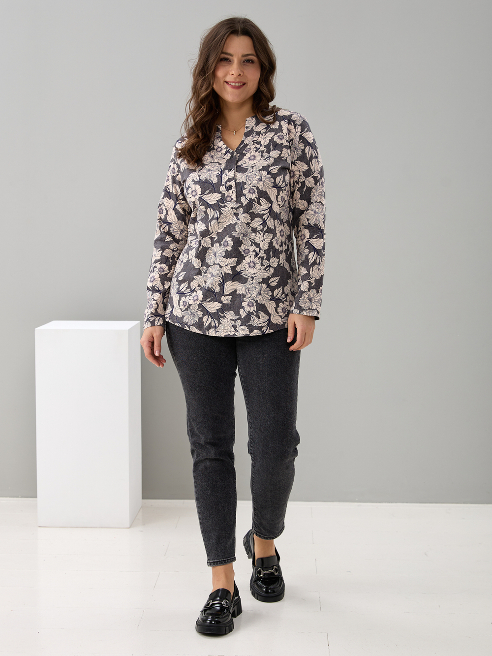 Блузка БЛ-22/антрацит-бежцветы