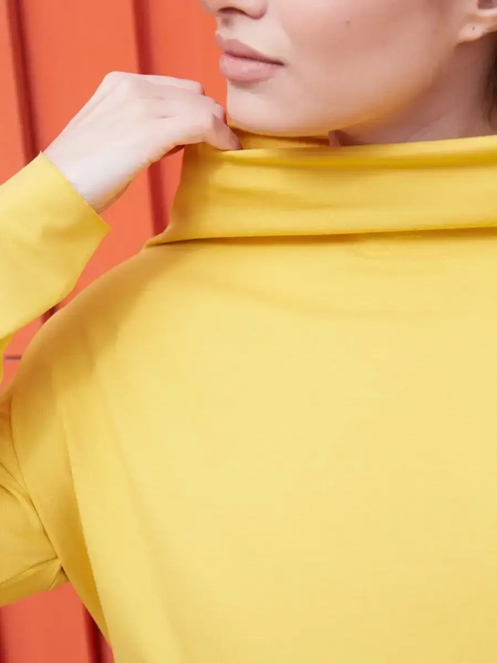 Лонгслив оверсайз с вырезом лодочка желтый