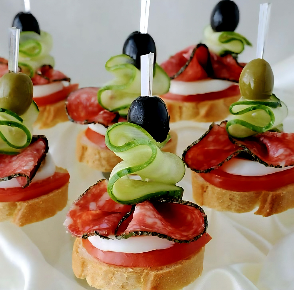 Канапе с острой колбасой и оливками