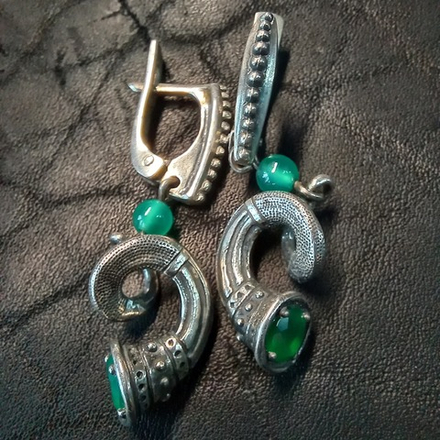 Серьги с швензой "Рог изобилия" с камнем.