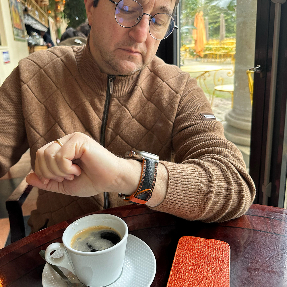 Ремешок для Apple Watch Ultra 49mm из кожи Saffiano черного цвета с оранжевой строчкой