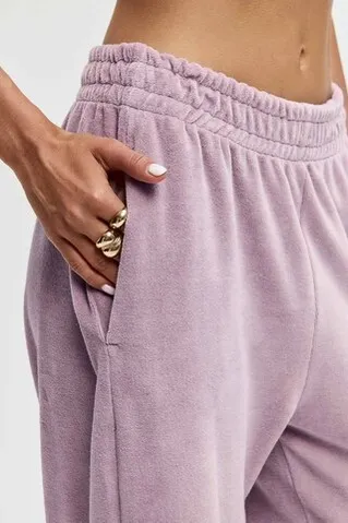 Широкие брюки на резинке из велюровой ткани пудрового цвета