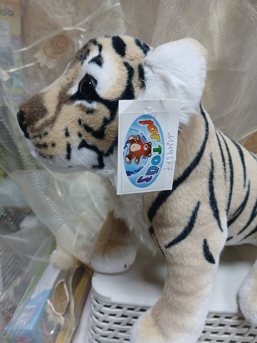 Тигр бежевый, 26 см, сидит