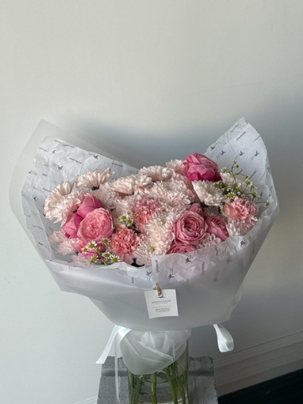 Букет из кустовых пионовивидных роз, хризантемы, диантусов и ромашки