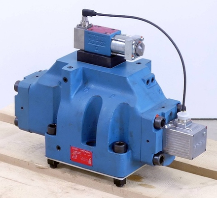 D685-Z4703D P15HXTU6SEY2-N - Пропорциональный клапан Moog (восстановленный)