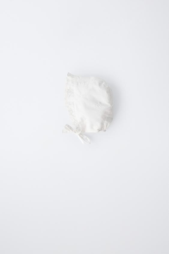 ZARA ЧЕПЧИК С ВЫШИТЫМ ВОЛАНОМ, БЕЛЫЙ