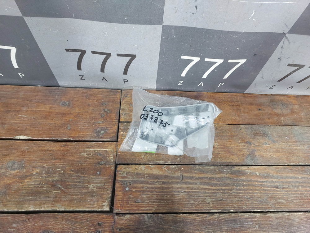 Кронштейн фары левый Toyota Land Cruiser 200 15-21 Новое Оригинал 8115860K10