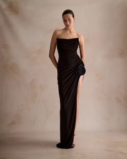 Черное вечернее платье без бретелей с деталью в виде розы