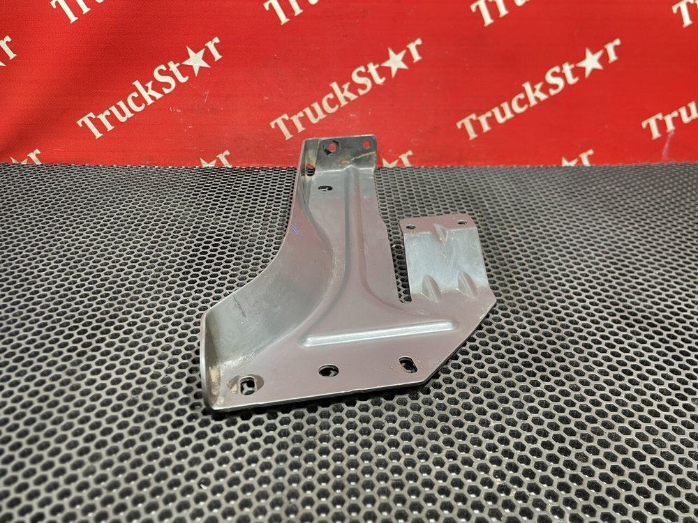 Кронштейн переднего бампера левый