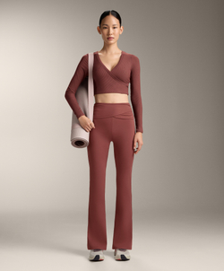 OYSHO Брюки-клеш Comfortlux с драпированной талией и высокой посадкой, линялый махагон