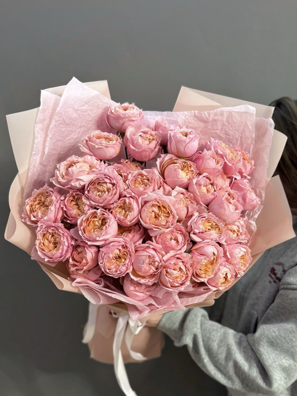 Монобукет с кустовыми пионовидными розами сорта "Джульетта"