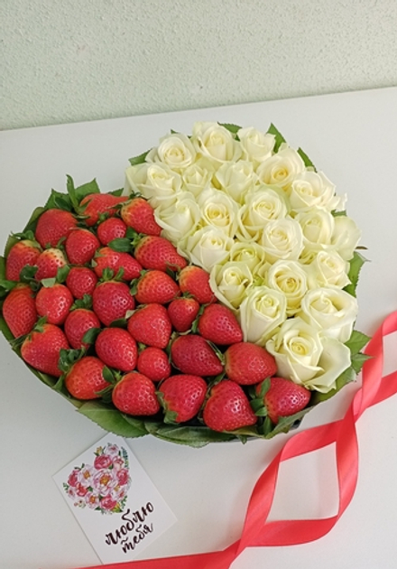 Сердце из клубники и роз