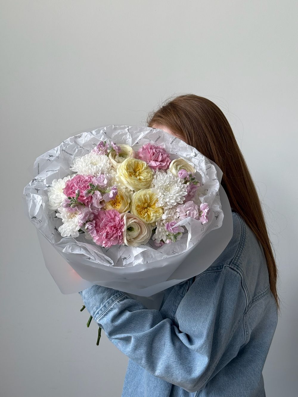 Букет из кустовых пионовидных роз, диантусов, маттиолы и ранункулюсов