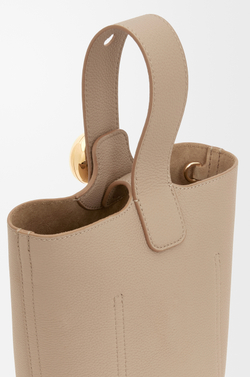Loewe Мини-сумка-ведро Pebble из мягкой зернистой телячьей кожи, песочный
